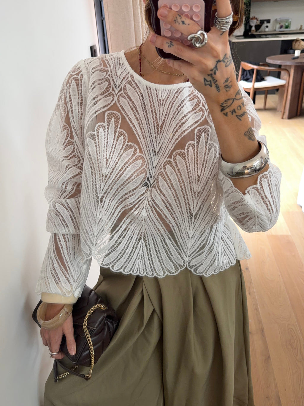 Haut en dentelle dos nu
