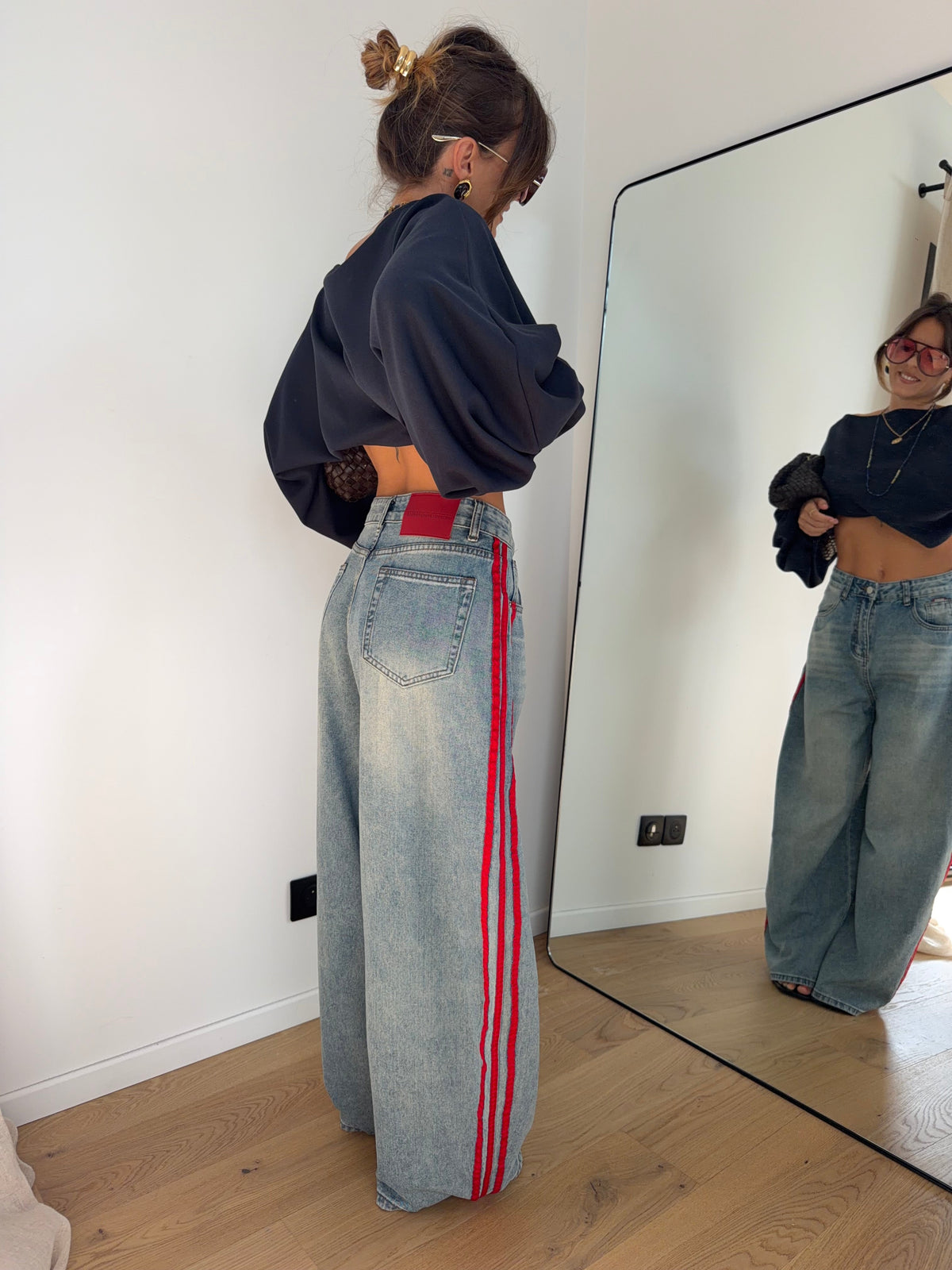 Jeans à bandes rouges