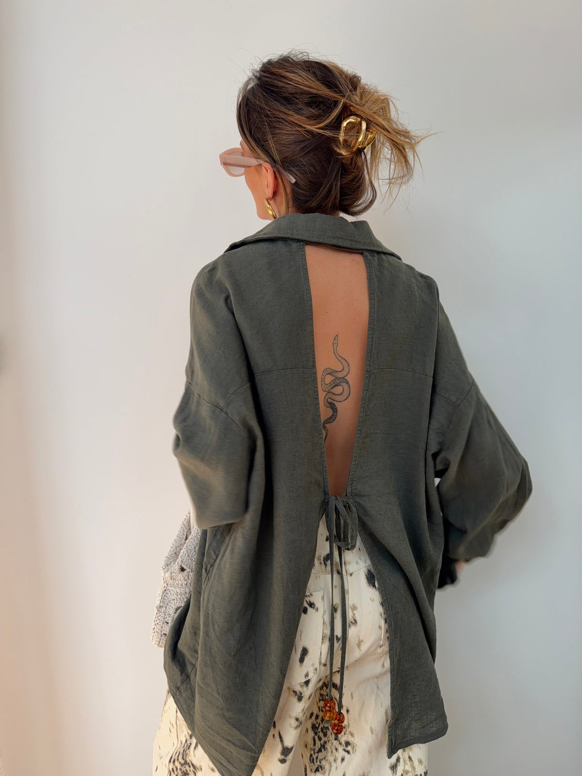 Chemise dos nu en lin - kaki